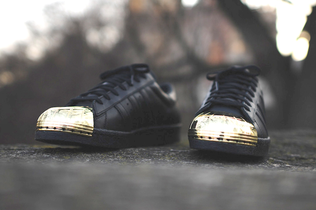 adidas-originals-superstar-80-metal-toe-black-gold-1