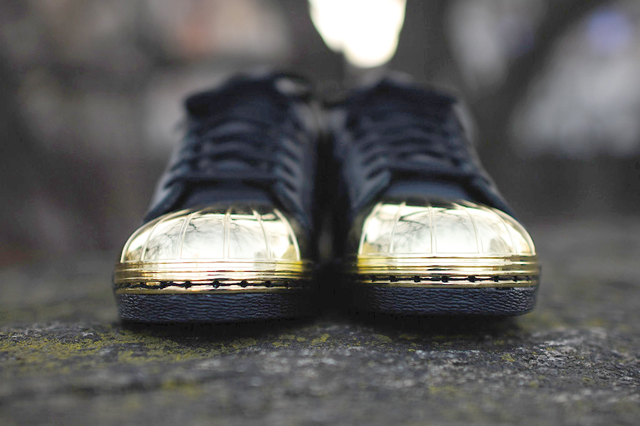 adidas-originals-superstar-80-metal-toe-black-gold-3