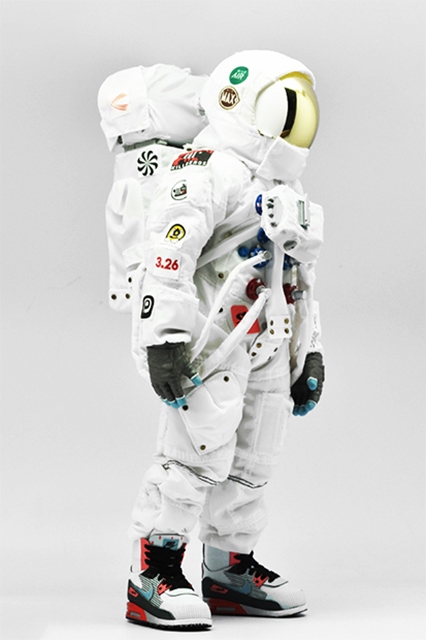 coolrain-nike-air-max-day-astronaut-figure-1