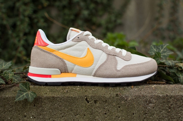 nike-wmns-internationalis-beige-orange-red-02-570x379