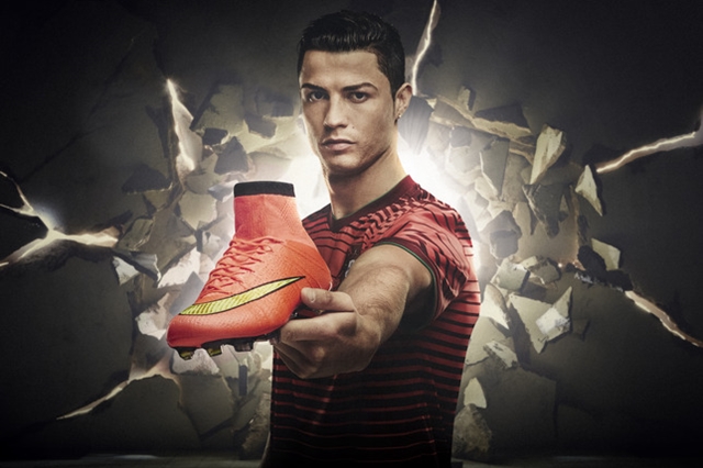 Cristiano_Ronaldo_with_Mercurial_Superfly_large