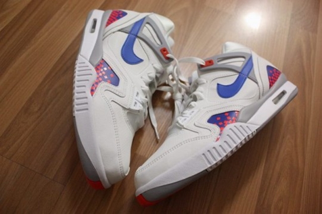 Nike-Air-Tech-Challenge-II-White-Blue-Infrared-2-540x360