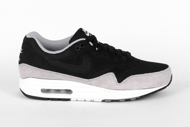 nike-air-max-1-essential-black-flat-silver-1