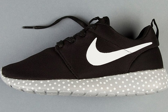 nike-roshe-run-polka-dot-sole-thumb(1)