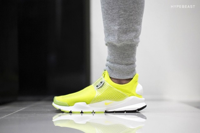 a-closer-look-at-the-nike-sock-dart-sp-volt-1-681x454