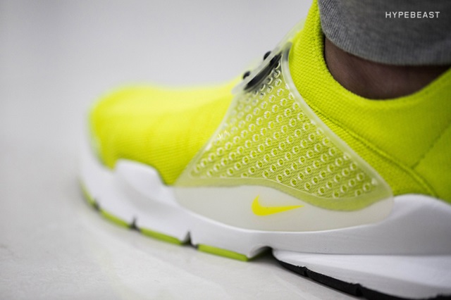 a-closer-look-at-the-nike-sock-dart-sp-volt-4