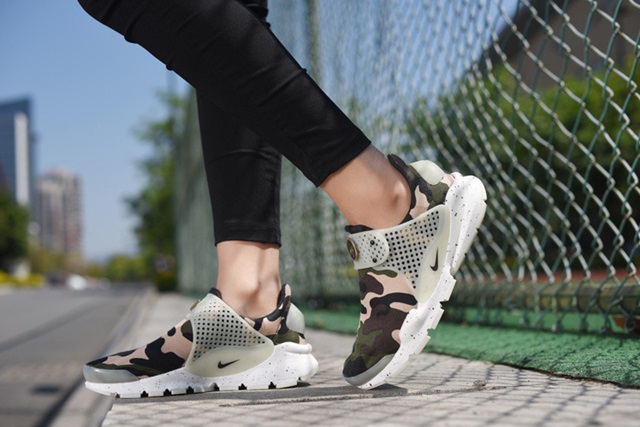 hiroshi-fujiwara-discredits-rumors-of-camo-colorway-for-fragment-design-x-nike-sock-dart-1