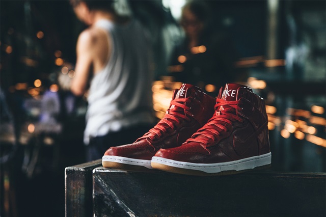 a-closer-look-at-the-nike-dunk-lux-high-sp-gym-red-1