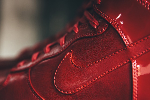a-closer-look-at-the-nike-dunk-lux-high-sp-gym-red-3
