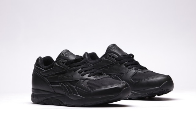 afew-store-sneaker-reebok-ventilator-supreme-black-black-black-13