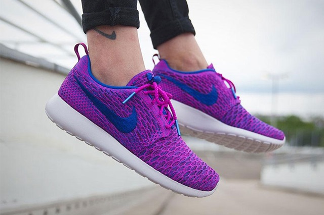 nike-roshe-run-fuscia-flash1