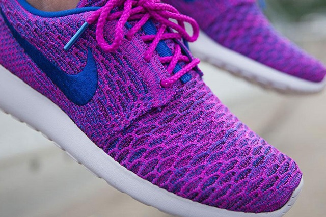 nike-roshe-run-fuscia-flash2