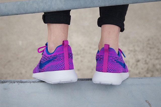 nike-roshe-run-fuscia-flash3