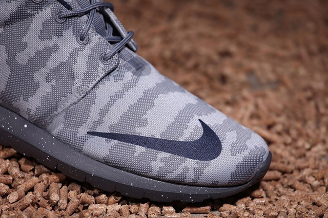 Camouflage hotsell nike roshes