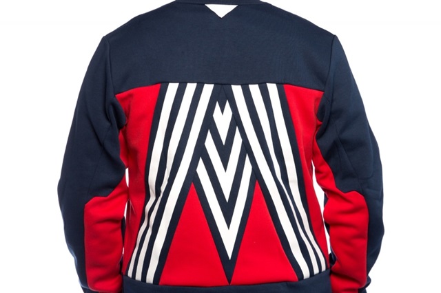 adidas-x-white-mountaineering-crew-sweat-blau-rot-bq0946-mood-3