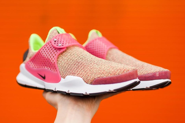 nike-sock-dart-ghost-green-hot-punch-01